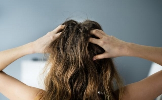 10 Habits That Harm Dry Hair: And Increase Its Problems