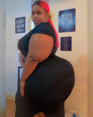 “Confidence Post: Beauty Curvy Ebony Queen Dazzles In Stunning Black Outfit!”