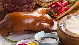 Peking Duck: A Culinary Masterpiece From Beijing's Imperial Kitchens