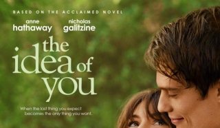 SEE ANNE HATHAWAY PLAY A COUGAR WOMAN AND SEDUCING TWENTY YEARS YOUNGER NICHOLAS GALITZINE IN THE IDEA OF YOU MOVIE TRAILER