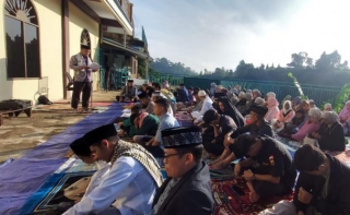 Shalat Idul Fitri Warga PC LDII Cipanas Di Halaman Masjid Wadin Toyyibah