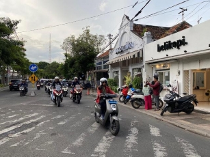 Komunitas Honda Riding Keliling Surabaya Demi Buktikan Kenyamanan Honda Em1 E: