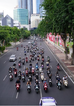 Ratusan Riders Honda Tampil Fashionable Keliling Surabaya