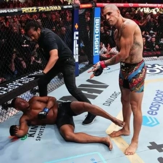 UFC 300: Alex Poatan Nocauteia Jamahal Hill E Pede Por Luta No UFC Rio