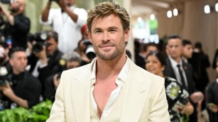 Chris Hemsworth Si Imbatte Nel Martello Di Thor Agli Universal Studios: 