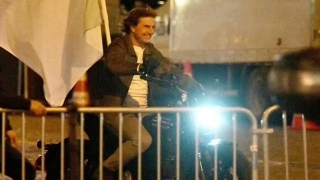 Mission: Impossible 8, Tom Cruise Seda Una Rivolta A Londra E Salta Su Una Moto A Parigi, Foto E Video