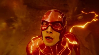The Flash: L'action Figure Del Barry Allen Di Ezra Miller Cancellata Da Hot Toys