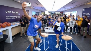 NBA Champion Derek Fisher Delights Fans In Manila With A Groufie Taken With The Vivo V30 Pro