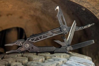 Centralized Driver Multitools - The Gerber Center-Drive Rescue Has 14 Functions (TrendHunter.com)