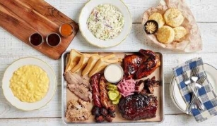 Hearty BBQ Lunch Platters - Lucille’s Smokehouse Bar-B-Que Just Added The New Tour Of BBQ Special (TrendHunter.com)