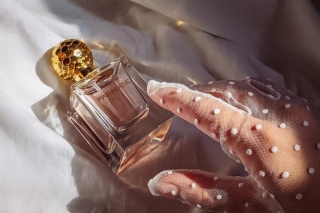 Top 10 Best Classic Feminine Perfumes Of All Time (Must-Try Scents!)
