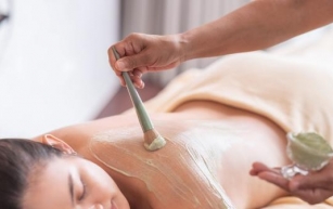 Hydration indulgence package uses green clay brushing and wrap for soft and supple skin