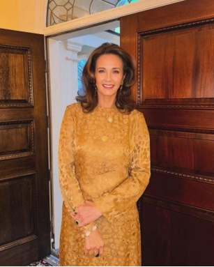 72-Year-Old Lynda Carter Shows Off Youthful Figure In Silky Dress