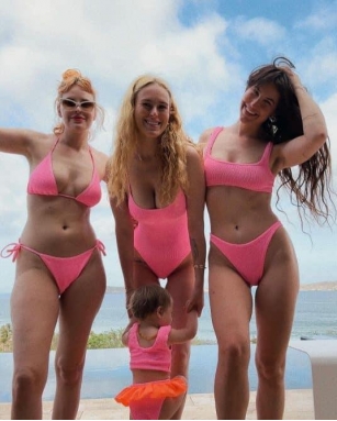 Rumer Willis And Daughter Join Sisters Talullah And Scout In Matching Pink Swimsuits
