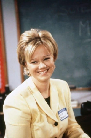 ’90s TV Icon Caroline Rhea Stuns Fans In Rare Appearance Showing Off Plunging Neckline