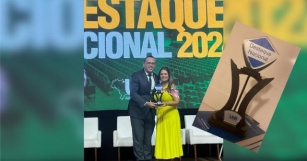 Edinho, Pré-candidato A Prefeito De São Bento Do Trairi Recebe Troféu DESTAQUE NACIONAL Em Brasília