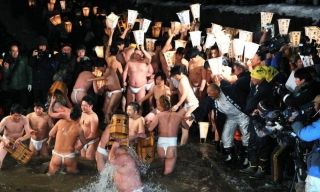 Ιαπωνία: Εκατοντάδες γυμνοί άνδρες σε τελετουργικό για να ξορκίσουν το κακό