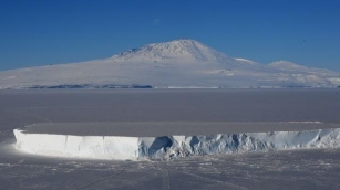 Vulcão Ativo Na Antártica Expele Pequenos Cristais De Ouro