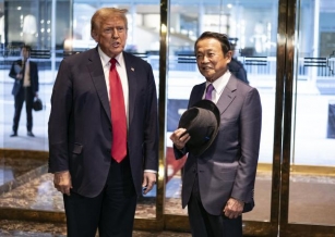 Trump Meets With Former Japanese Prime Minister