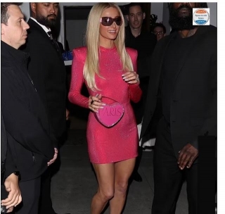 Paris Hilton Exibe Um Minivestido Rosa Brilhante E Uma Bolsa Clutch Personalizada Ao Sair Da Festa Pré-Oscar Da UTA