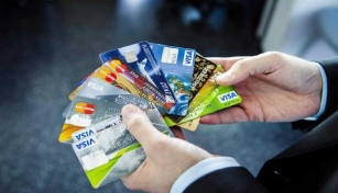 Різниця між дебетовою та кредитною картками