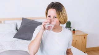 The Debate On Drinking Water Before Bed: Is It A Good Or Bad Habit?