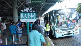 MPCE Fiscaliza Terminal De ônibus Em Fortaleza E Cobra Respeito à Prioridade Das Pessoas Idosas No Transporte Público