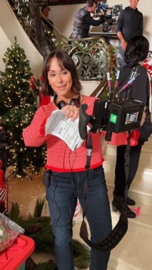 Jennifer Love Hewitt And Her Family Are Starring In A Lifetime Christmas Movie