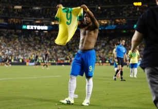 Endrick Comemora Terceiro Gol Seguido Pelo Brasil