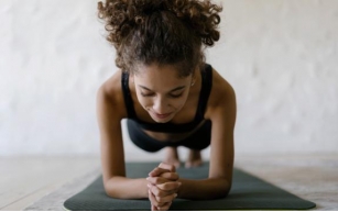 11 posturas de yoga para fortalecer todo el cuerpo