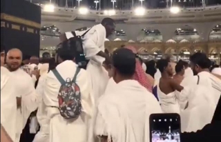 A Video Of A Tall Man Among Pilgrims In Makkah Grand Mosque Goes Viral