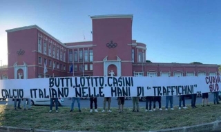 Roma, Duro Striscione Della Curva Sud: 'Butti, Lotito, Casini. Calcio Italiano Nelle Mani Dei Traffichini'