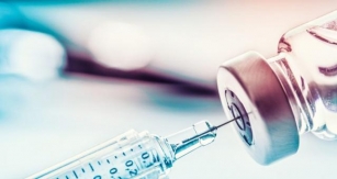 कोविशील्ड: AstraZeneca ने पहली बार कबूली वैक्सीन के साइड इफेक्ट्स की बात