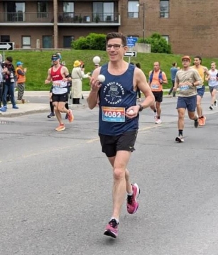 Michal Kapral Joggling The Ottawa Marathon In 3:08:26