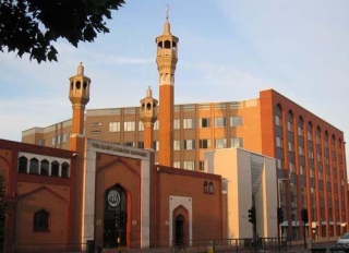 10 Masjid Di Inggris Yang Terkenal, Liburan Aman Ibadah Jalan!