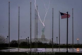 Photographer Captures  Moment When Lightning Strikes The Statue Of Liberty