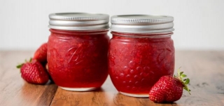 An Easy Raw Homemade Strawberry Jam
