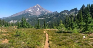 Thursday Flakes: Airport Lounges, Walkable Cities And The Pacific Crest Trail