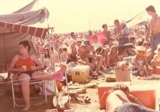 Fascinating Photos Of Willie Nelson’s Fourth Of July Picnic In The 1970s