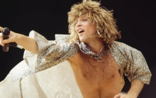 20 Vintage Photographs Of Jon Bon Jovi On The Stage In The 1980s
