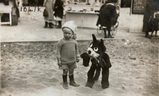16 Vintage Photos Of People Posing With Their Felix The Cat Dolls From The 1920s
