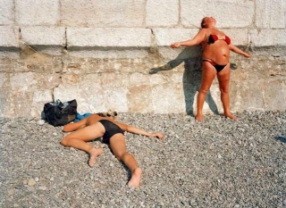 In 1995, Martin Parr Visited Yalta, Crimea, To Capture A Post-Soviet Beach Holiday