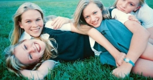 Hanna R. Hall, Kirsten Dunst, A.J. Cook, Leslie Hayman And Chelse Swain In Promo Shots For “The Virgin Suicides” (1999)