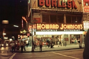 35 Amazing Photos Capture Street Scenes Of New York City In The Early 1970s