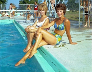 40 Beautiful Color Photos Capture Young Women In Swimsuits In The 1960s