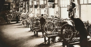 Amazing Vintage Photographs Captured Inside Indian Motorcycle Factory In 1918